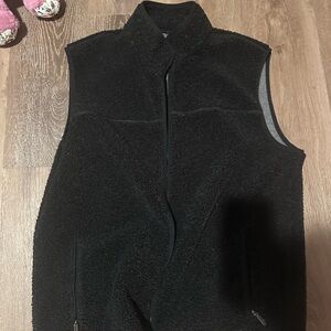 Black men’s Sherpa vest vineyard vines